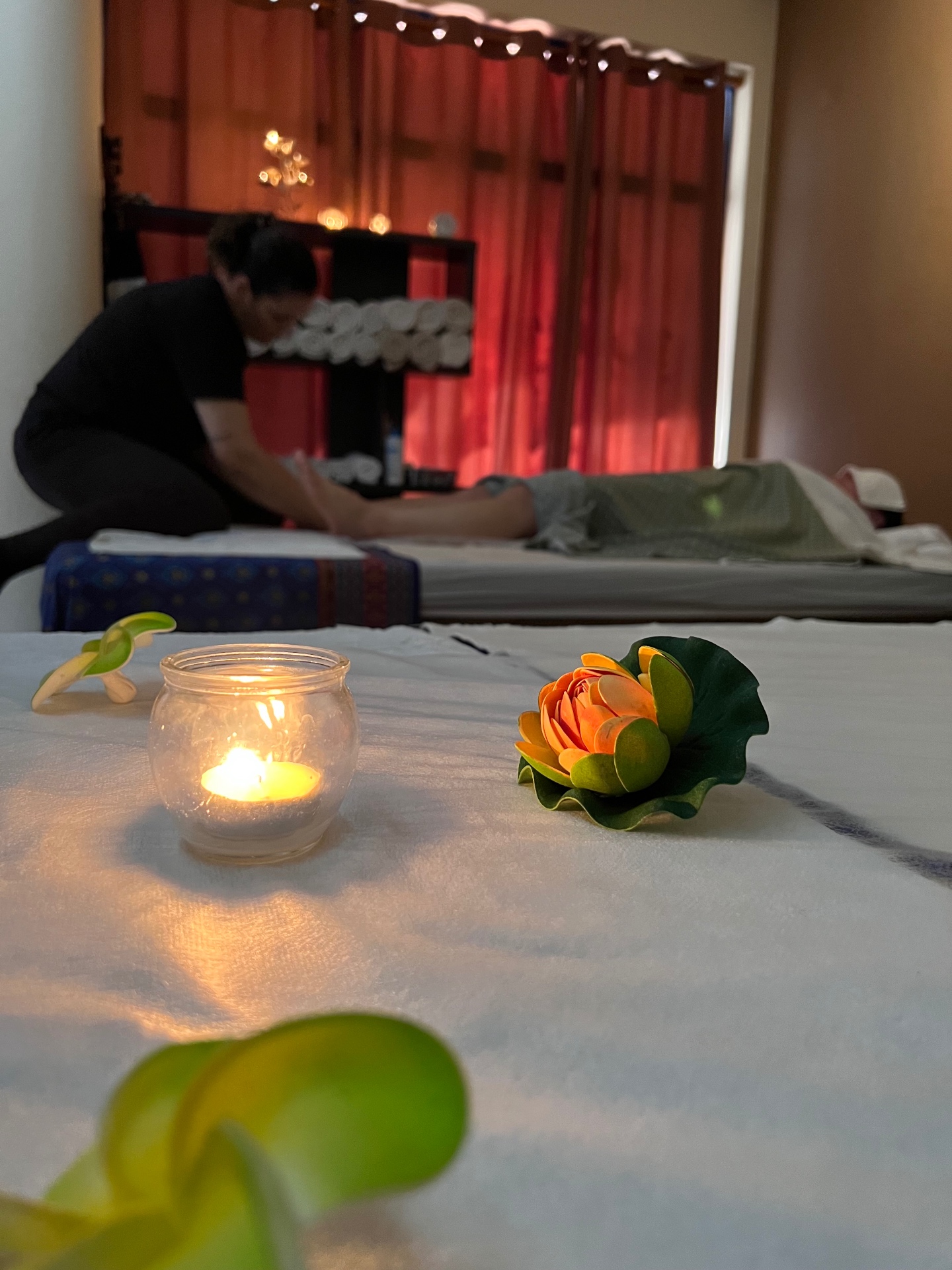 Ambiente relaxante com vela no estúdio
